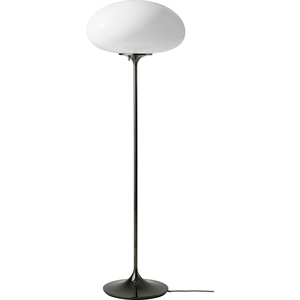 Gubi Stemlite Stehlampe H110 Schwarzes Chrom/Opal