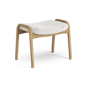 Swedese Lamino Fußhocker, Geölte Eiche/ Gebrochenes Weiß/Schaffell